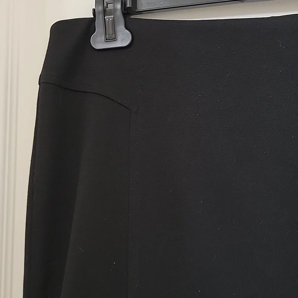 LOFT Size 2 Black Pencil Skirt, Back Zipper Closure, Excellent Used Condition